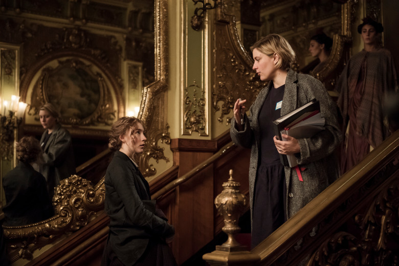 Saoirse Ronan e Greta Gerwig no set de Adoráveis Mulheres
